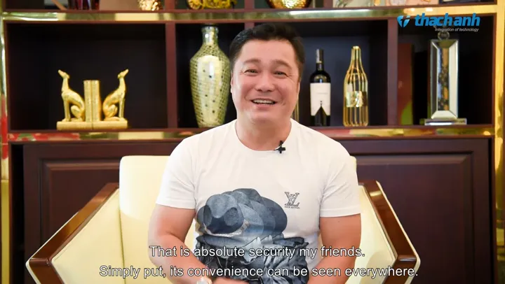 Actor Lý Hùng talking in his living room.